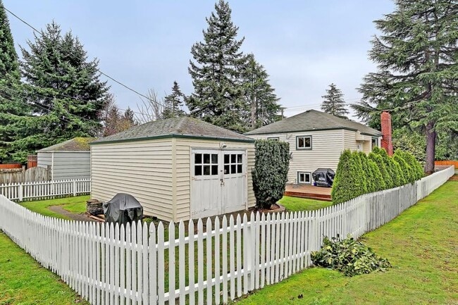 Building Photo - 4 bedroom in Seattle WA 98103