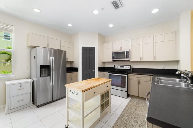 Building Photo - 463 School House Rd