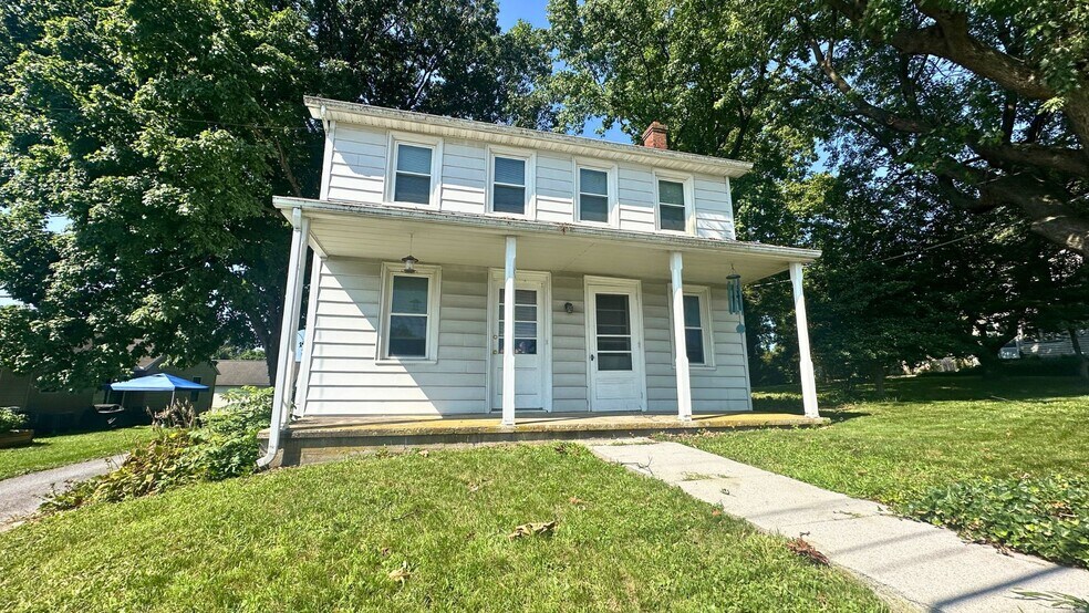 Building Photo - 1404 E Newport Rd