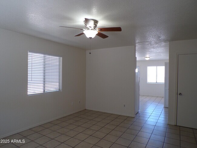 Building Photo - 2591 S Mountain View Dr