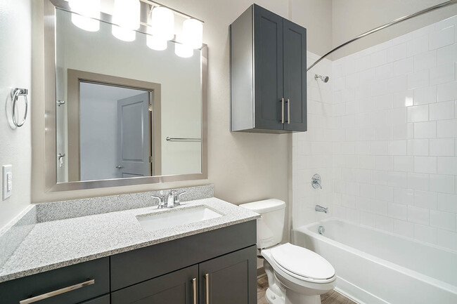 Juno Deluxe Smart - Bathroom - unfurnished - Northside Apartments