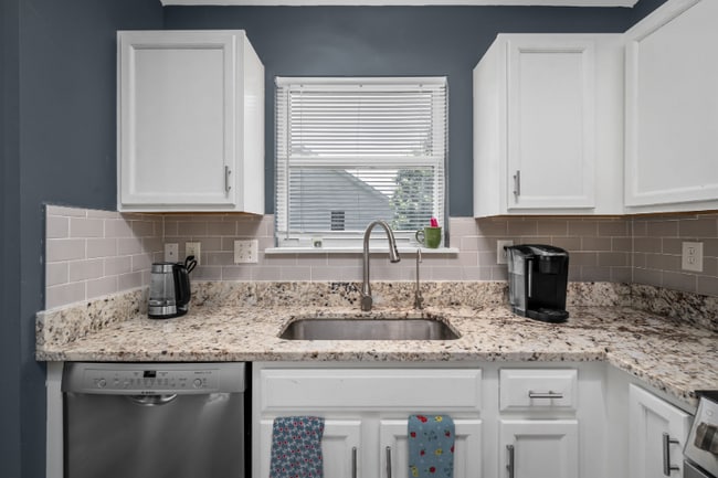 Building Photo - 150 Roxbury Dr