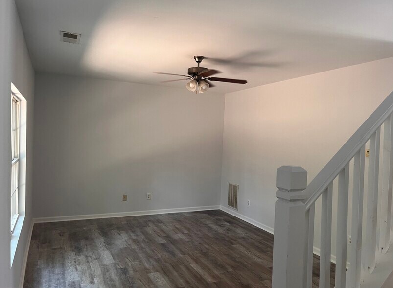 Building Photo - 637 Pointe S Pkwy