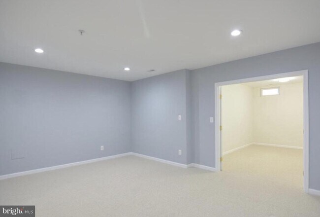 Building Photo - 422 Sheila St