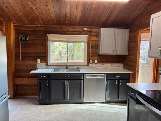 Building Photo - LAKE FRONT PARADISE