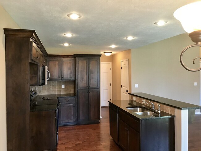Building Photo - Beautiful home in West Springfield available Now