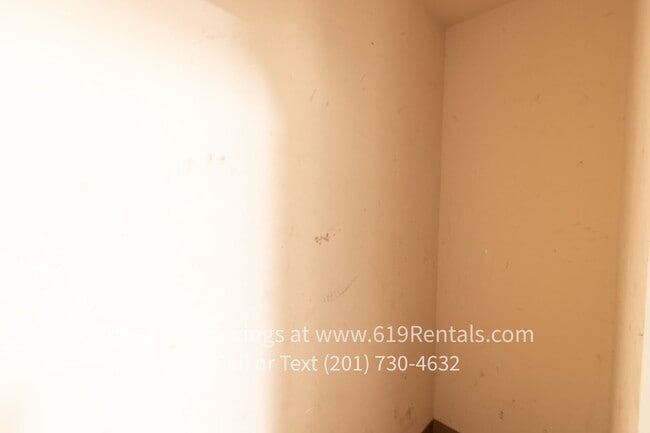 Building Photo - Nice large 2 Bedroom, 2 Bath Condo