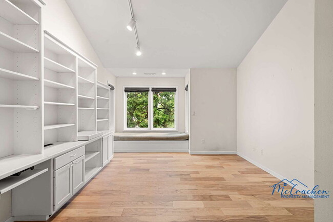 Building Photo - Stunning 3-Bedroom Home with Breathtaking ...
