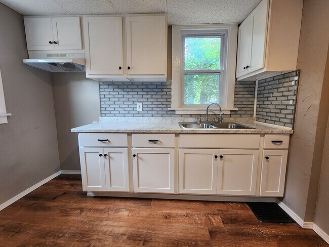 Building Photo - 11 Riverview Pl