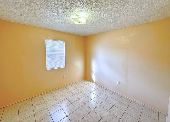 Building Photo - AVAILABLE NOW!