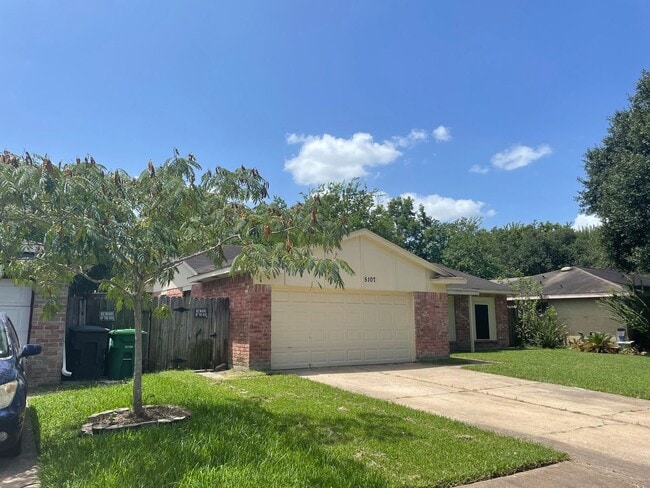 Primary Photo - 3 bedroom / 2bath home in Southwest Houston.