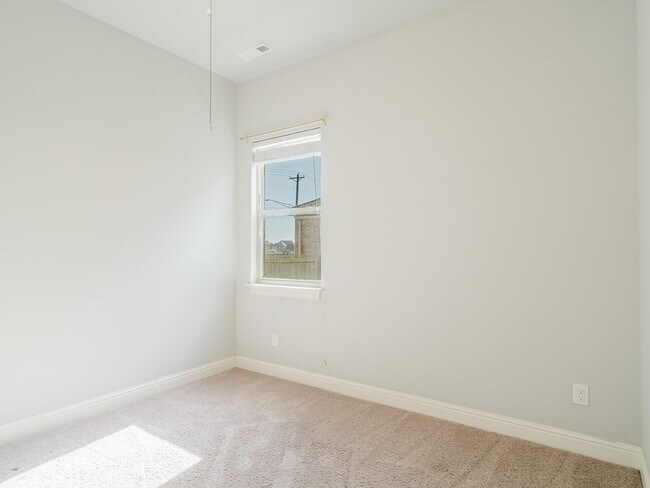 Building Photo - 1500 SW Wisteria Ave