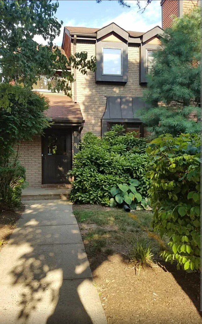 Building Photo - 80 Riverbend Dr