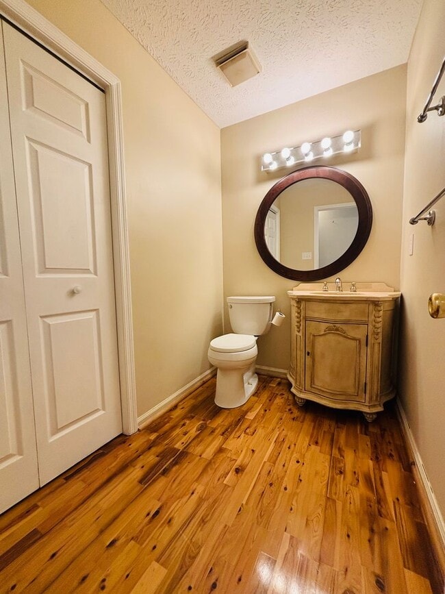 Building Photo - Nicely appointed 3 bedroom, 2 Bath Townhome