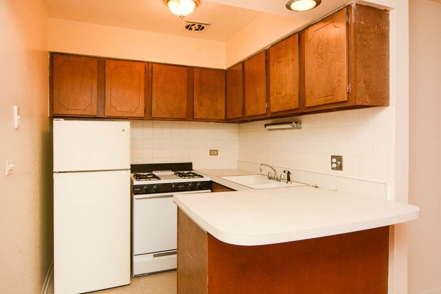 Building Photo - 533 W Aldine Ave