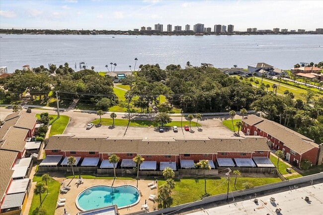 Building Photo - 2250 S Palmetto Ave