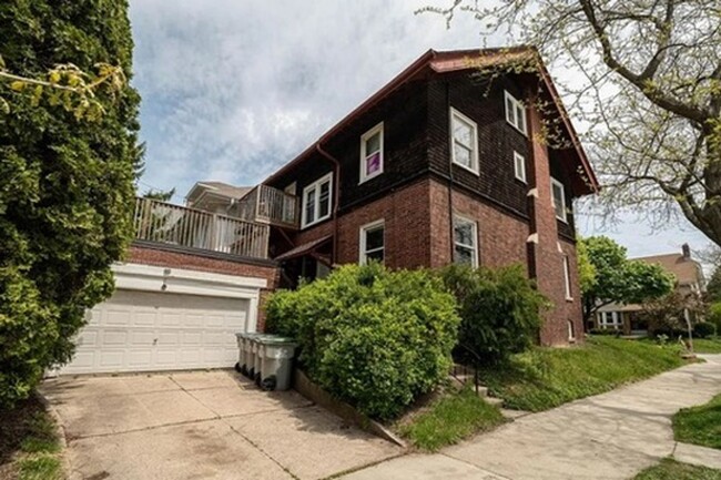 Building Photo - Amazing 5-Bedroom, 2.5 Bathroom Updated Ho...
