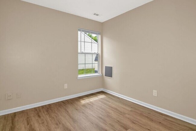 Building Photo - 5 Ashwood Cir