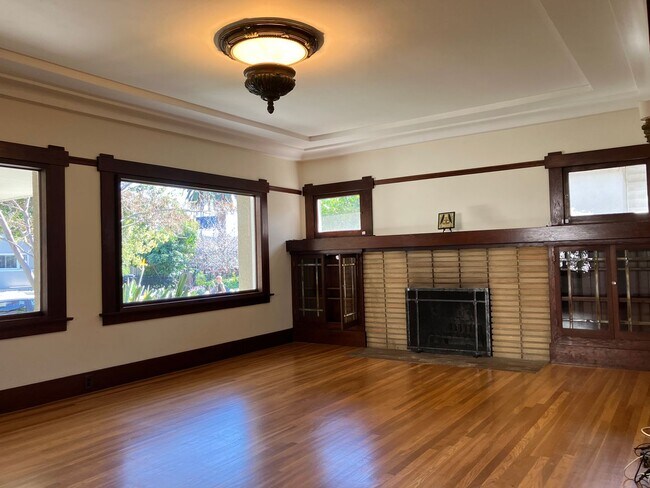 Building Photo - Charming Craftsman 2-Bedroom Home with Upd...