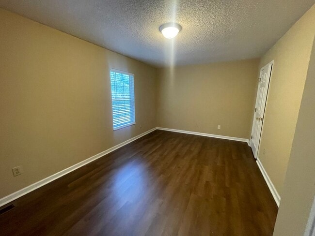 Building Photo - 1700 Lone Oak Rd