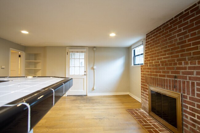 Building Photo - Adorable & Cozy NW 1 Bdr w/Fireplace + Hardwoods!