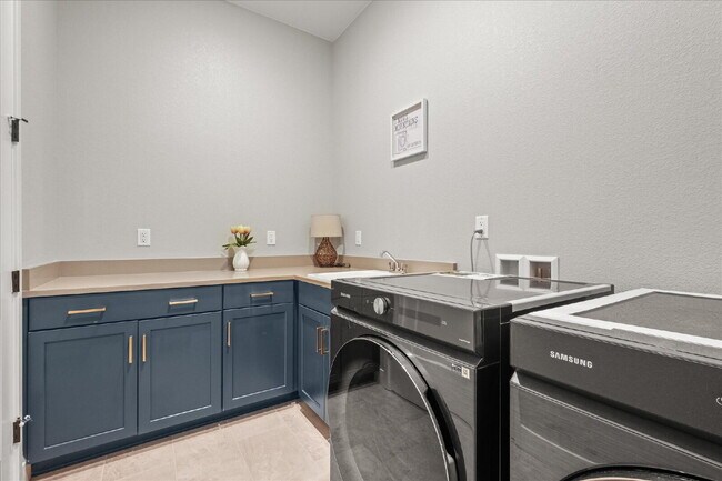 Building Photo - $7,495.00, Stunning 6 bed, 5 bath Ranch-St...