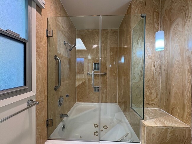Building Photo - Spacious 2B/2.5BA Townhome w/ Stunning Vie...