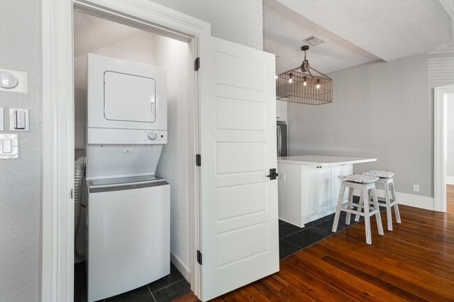 Building Photo - 405 24th St