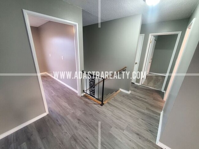 Building Photo - Very Nice Overland Park Duplex-Available NOW!!
