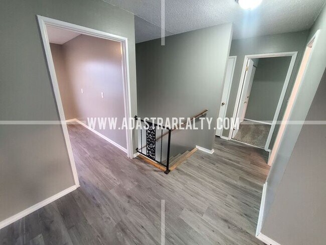 Building Photo - Very Nice Overland Park Duplex-Coming SOON!!