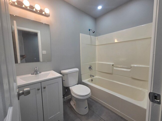 Building Photo - **VOUCHER HOLDERS **NEWLY REMODELED TOWNHOME IN CENTRAL LOCATION! 3 BEDROOM 2 1/2 BATH, FINISHED ...