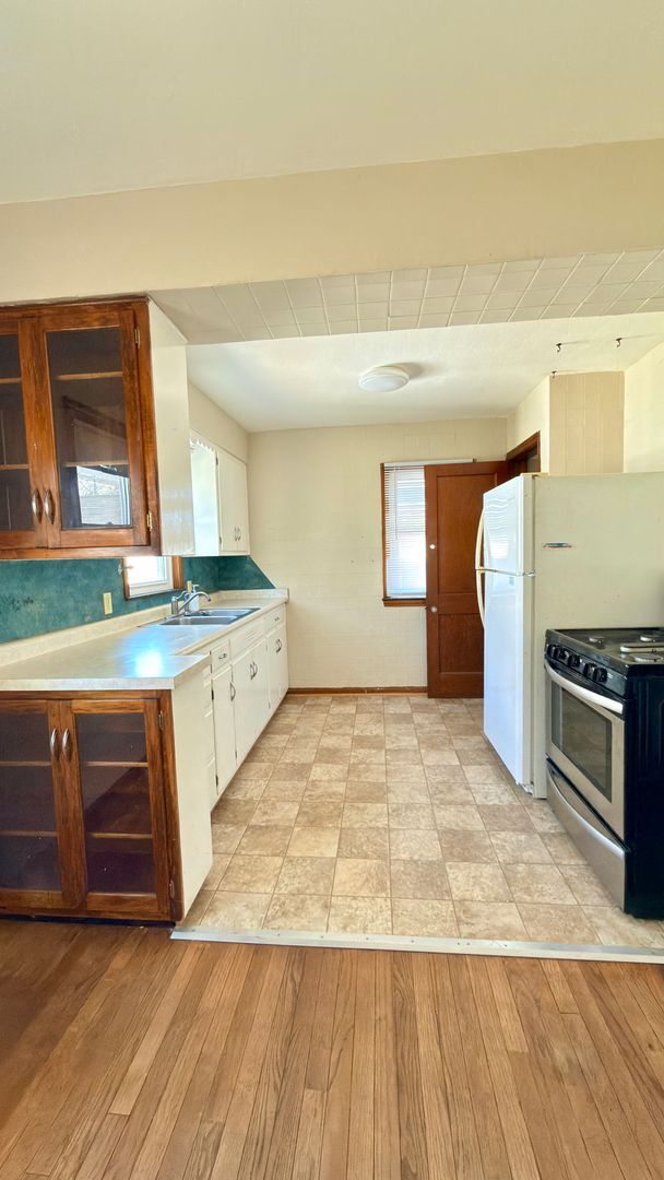 Building Photo - HOUSE....2 Bedroom 1 Bath