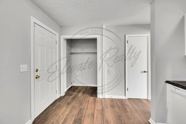 Building Photo - Two Bedroom Duplex near Trinity Hills in Nashville!