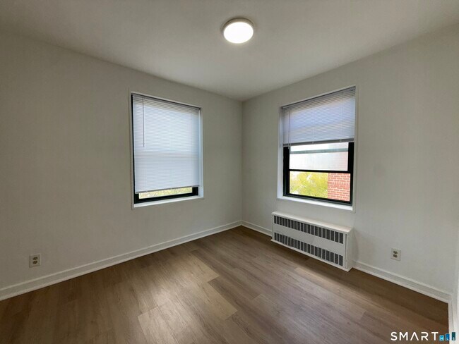 Building Photo - 28 Strawberry Hill Ave