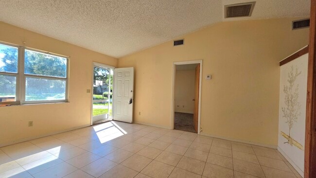 Building Photo - 207 SW Statler Ave