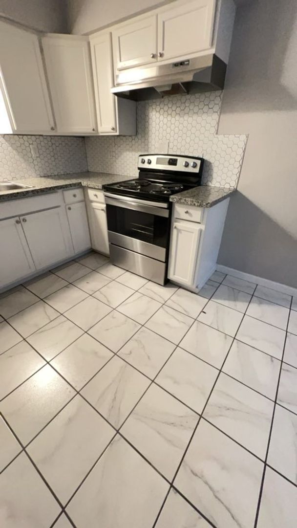 Building Photo - 2227 Glen Ave, Fresno. MOVE IN SPECIAL