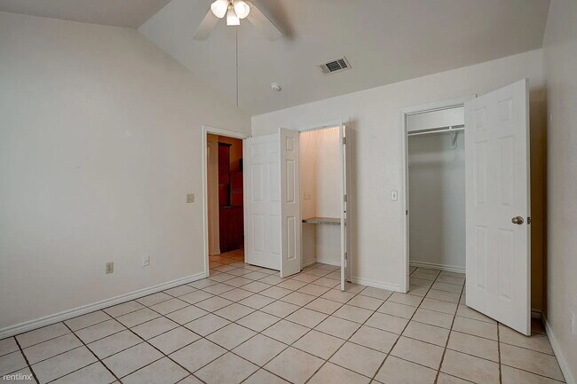 Building Photo - "Cozy 1-Bedroom Retreat in San Marcos – Perfectly Sized at 651 Sq Ft on Burleson Street!"
