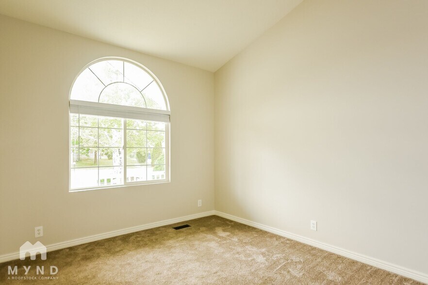 Building Photo - 5403 Vista Dr