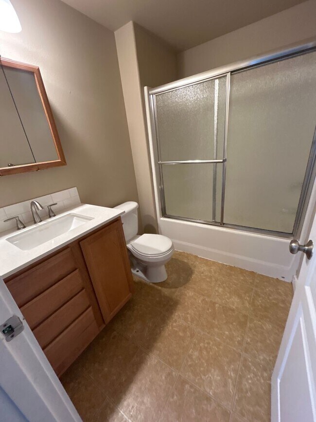 Building Photo - Single Level 3 Bedroom / 2 Bath Home in Albany ~ Don't Delay Apply Today!