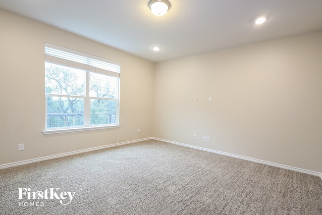 Building Photo - 1302 Hawk Ct