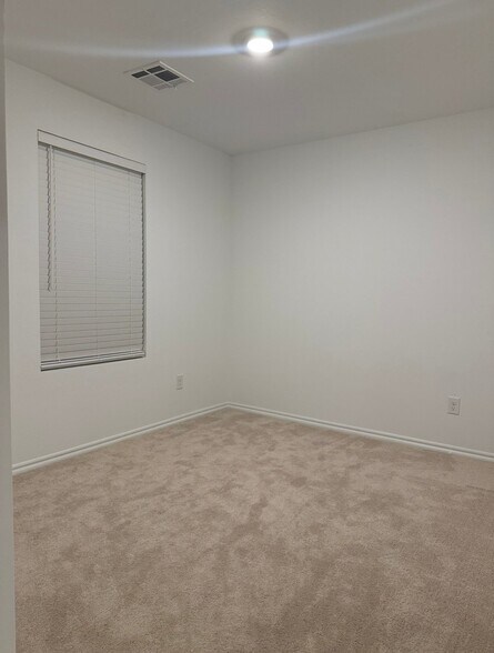 Building Photo - 14908 Parkway Center Ave