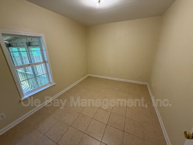 Building Photo - 5011 Highcrest Dr