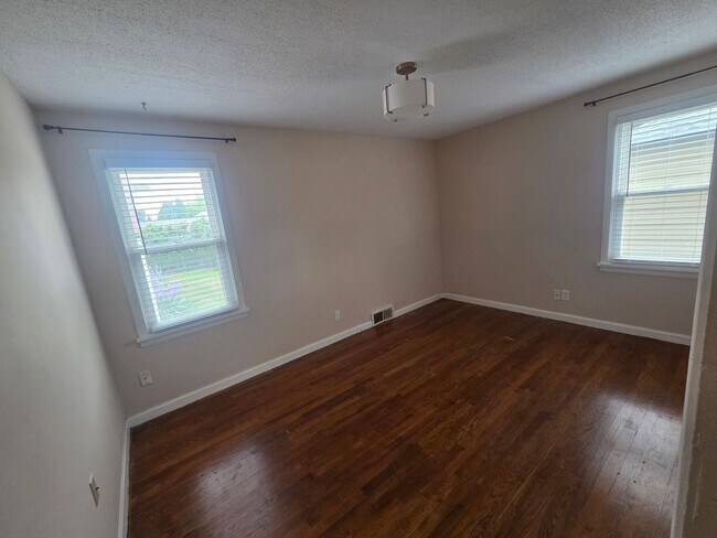 Building Photo - Audubon-Downriver Neighborhood 3+ bedroom, 1 bath corner lot with large, fenced yard