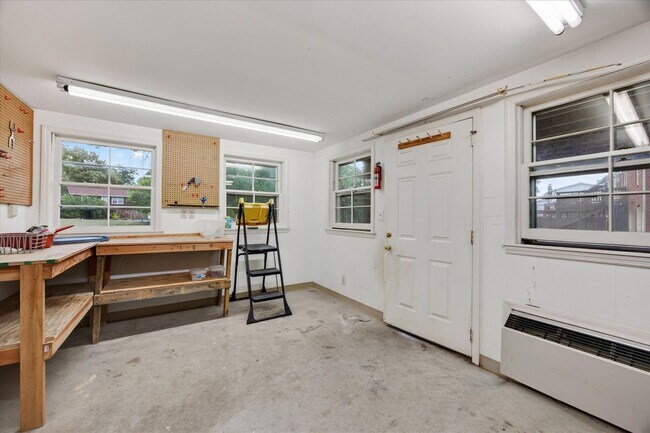 Building Photo - 717 Goodpasture Terrace