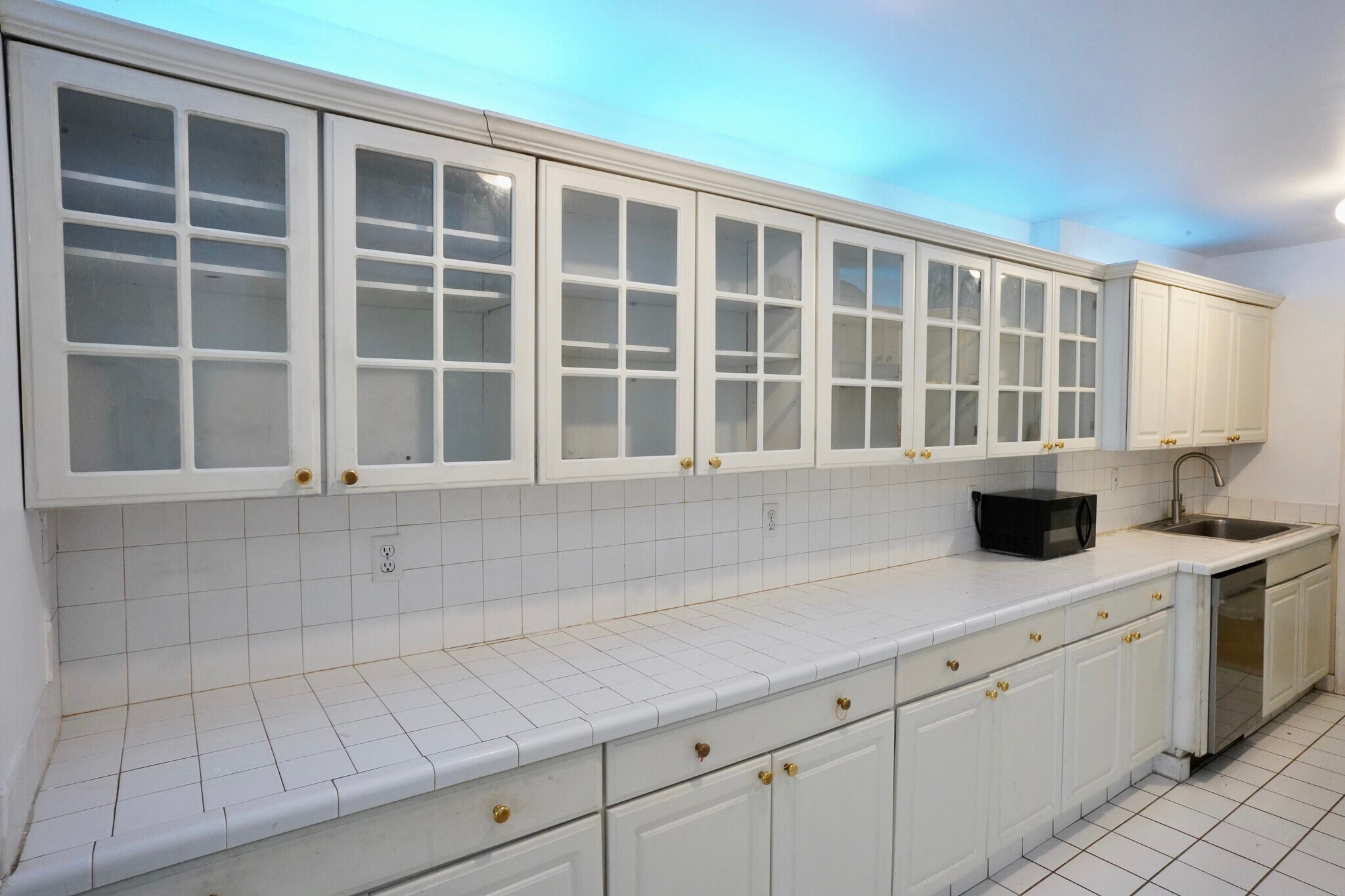 Building Photo - 225 Saint Pauls Ave