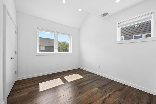 Building Photo - 2502 Southland Dr