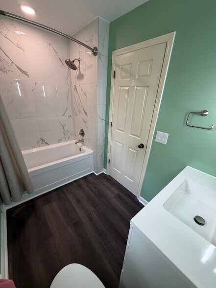 Building Photo - 3246 Woodside Ave