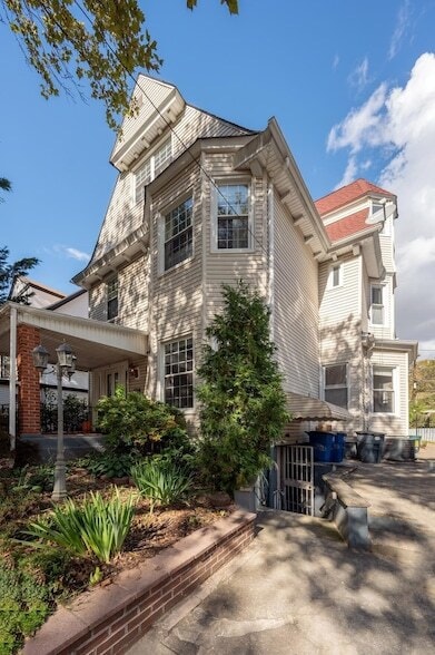 Building Photo - 124 Bentley Ave