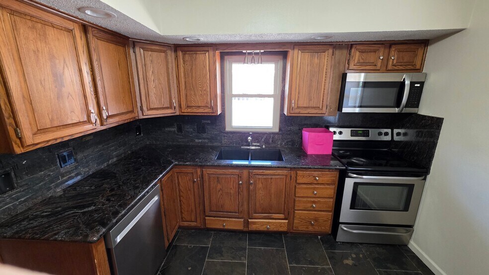 Building Photo - 2564 E Tiffin Ave