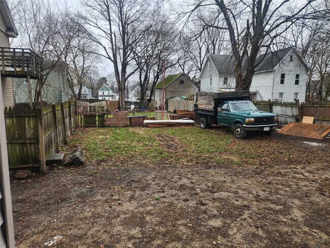 Building Photo - 28 Mather St